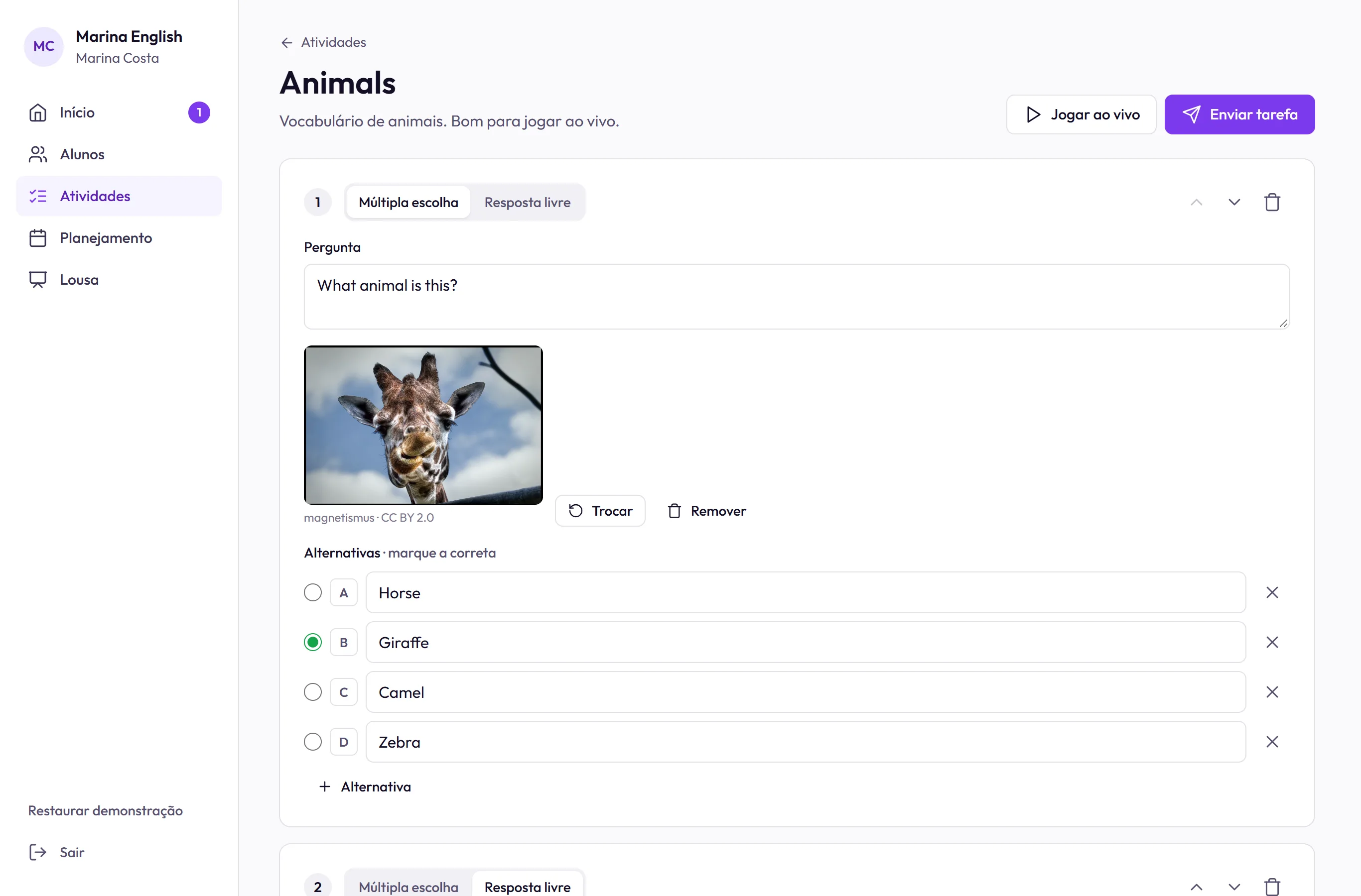 Editor de atividade com pergunta, imagem e alternativas: escola virtual no computador